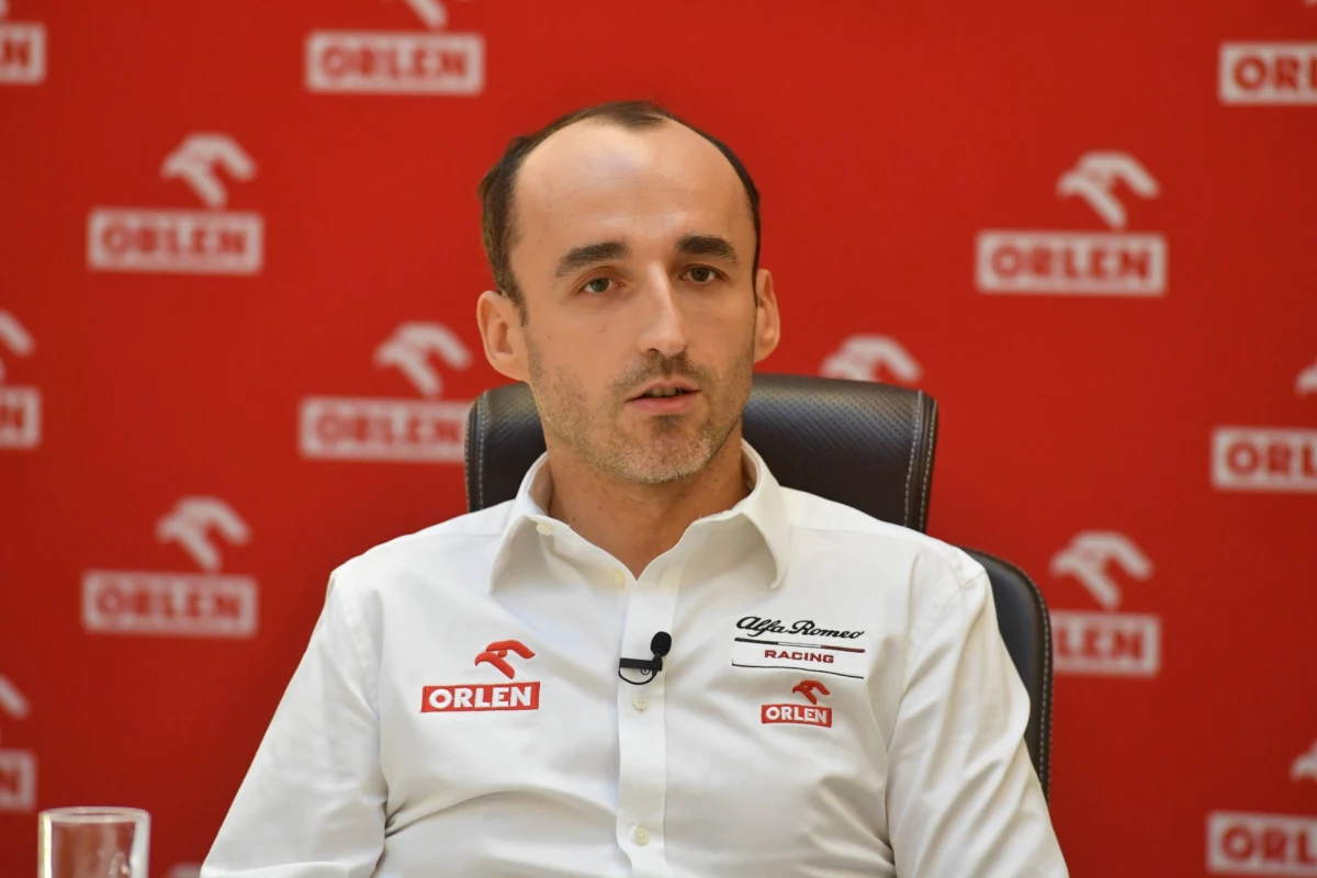 Robert Kubica w przyszłym roku nadal będzie kierowcą rezerwowym Alfy Romeo, a Orlen pozostanie sponsorem tytularnym tego zespołu Formuły 1 - poinformował szef polskiego koncernu paliwowego Daniel Obajtek. Z marką Orlen polski kierowca współpracuje od 2019 roku. Najpierw startował w F1 w barwach teamu Williams, choć bez sukcesów, później przeniósł się do Alfy Romeo jako kierowca testowy i rezerwowy.