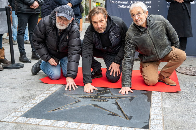 Reżyser i scenarzysta Andrzej Żuławski został uhonorowany w Alei Gwiazd na ul. Piotrkowskiej w Łodzi. Odsłonięta w środę gwiazda artysty jest 87. w kolekcji upamiętniającej twórców zasłużonych dla polskiej kinematografii, wzorowanej na hollywoodzkiej Walk of Fame.