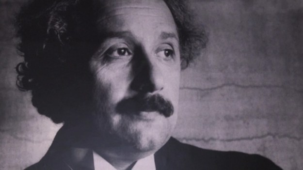 Anonimowy kupiec zapłacił 15 mln USD za rękopis Alberta Einsteina i Michala Basso. 54 - stronicowy dokument, który powstał na przełomie 1913 i 1914 roku sprzedawał Dom aukcyjny Christie w Paryżu. W odręcznym, roboczym dokumencie naukowcy opisują podstawy Ogólnej teorii względności.