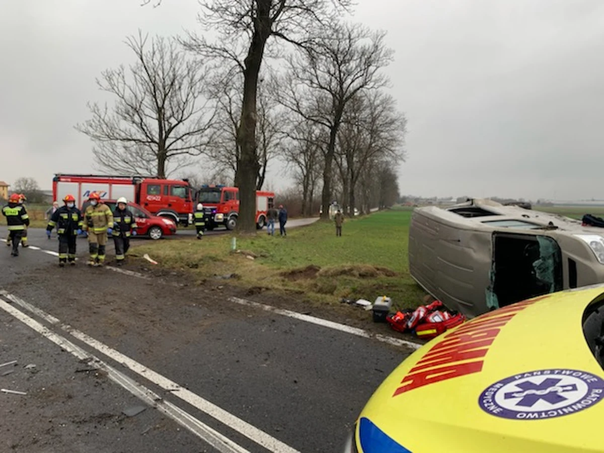 Czworo dzieci zostało poszkodowanych po zderzeniu busa z samochodem osobowym w miejscowości Rustów koło Kutna w Łódzkiem.