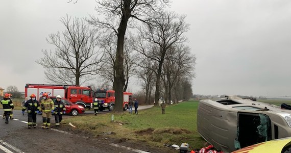 Czworo dzieci zostało poszkodowanych po zderzeniu busa z samochodem osobowym w miejscowości Rustów koło Kutna w Łódzkiem.