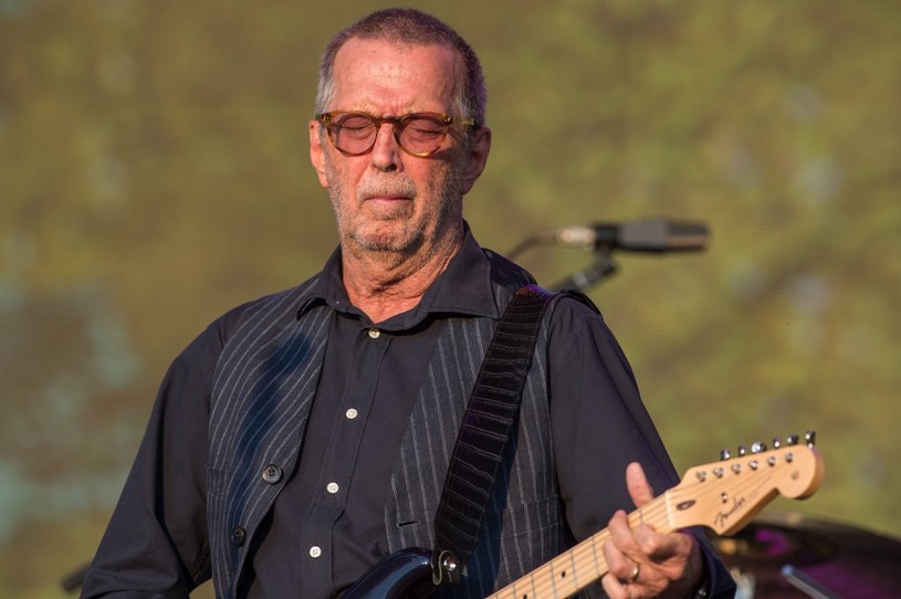 Legenda gitary nie ma ostatnio najlepszej passy. Pomimo że jest kochany za swoją twórczość przez ludzi na całym świecie, swoimi poglądami na temat lockdownu i szczepień podpadł opinii publicznej i mediom. Jego kontrowersyjne poglądy na temat pandemii i współpraca z Vanem Morrisonem przy protest songu "Stand and Deliver" doprowadziły do tego, że przyjaciele i rodzina Claptona zaczęli go lekceważyć.