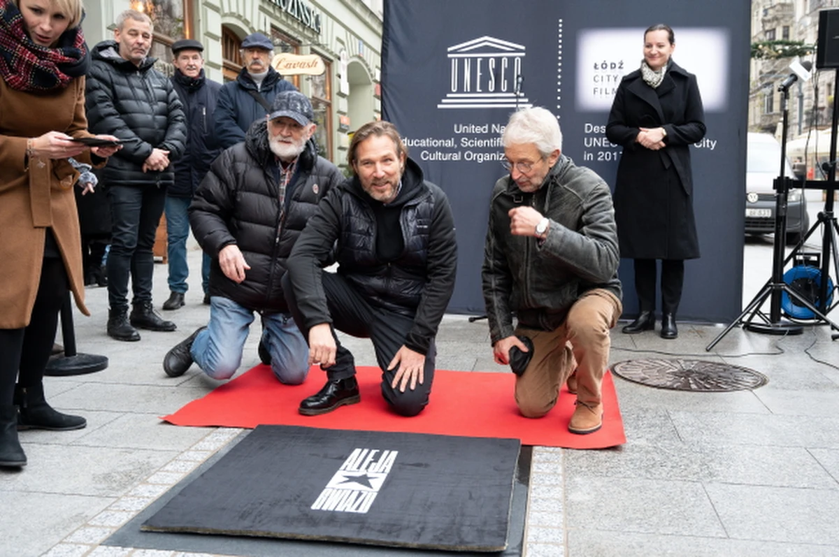 Reżyser i scenarzysta Andrzej Żuławski został uhonorowany w Alei Gwiazd na ul. Piotrkowskiej w Łodzi. Odsłonięta gwiazda artysty jest 87. w kolekcji upamiętniającej twórców zasłużonych dla polskiej kinematografii, wzorowanej na hollywoodzkiej Walk of Fame.