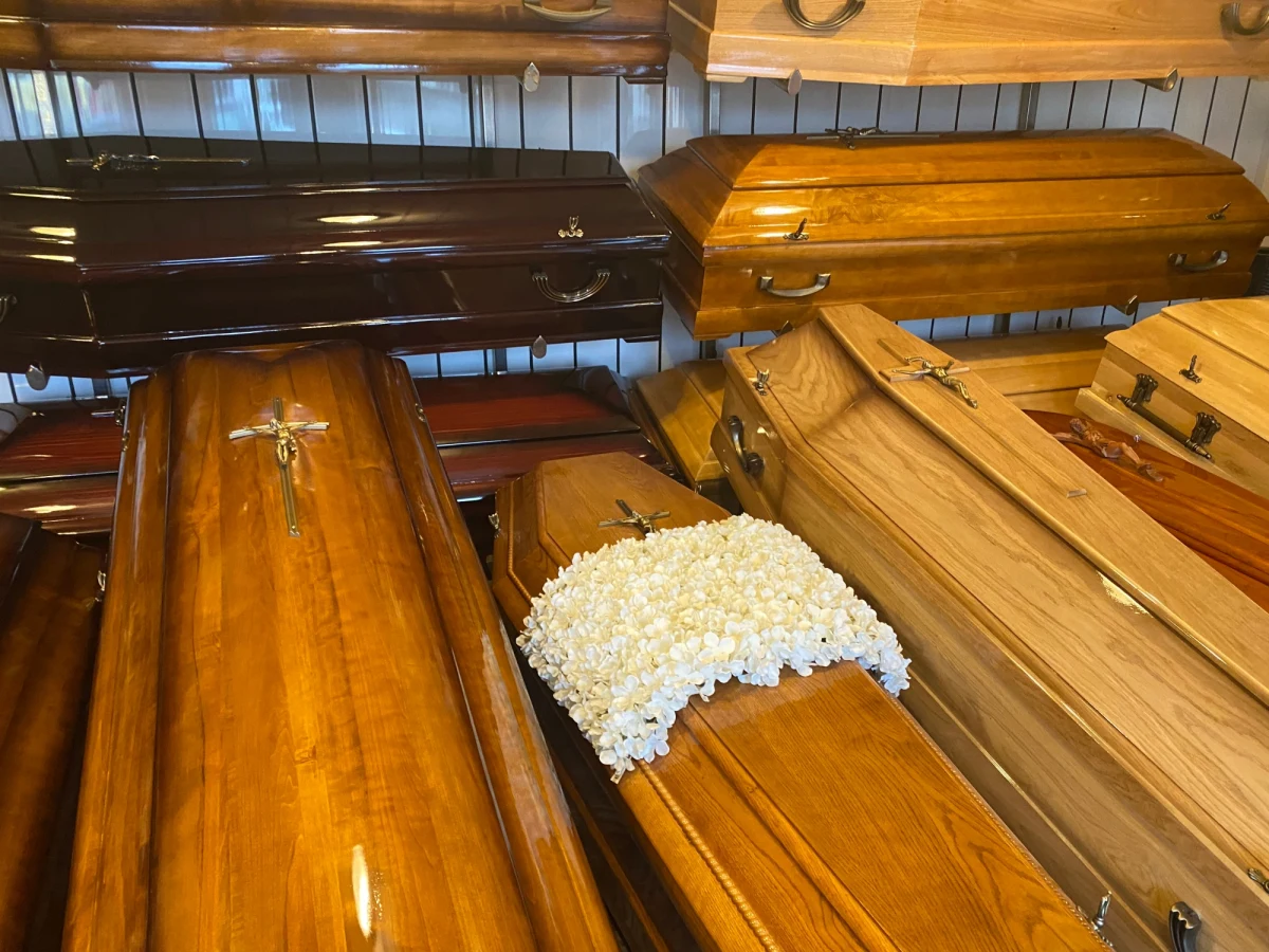 Resort zdrowia poinformował, że w ciągu ostatniej doby zdiagnozowano 28 380 nowych zakażeń koronawirusem w Polsce. To najwyższa liczba stwierdzonych infekcji w czwartej fali epidemii. Gwałtowny wzrost liczby zgonów, dziś było ich 460, odnotowują zakłady pogrzebowe. Powtarza się tragiczny scenariusz z analogicznego okresu ubiegłego roku.