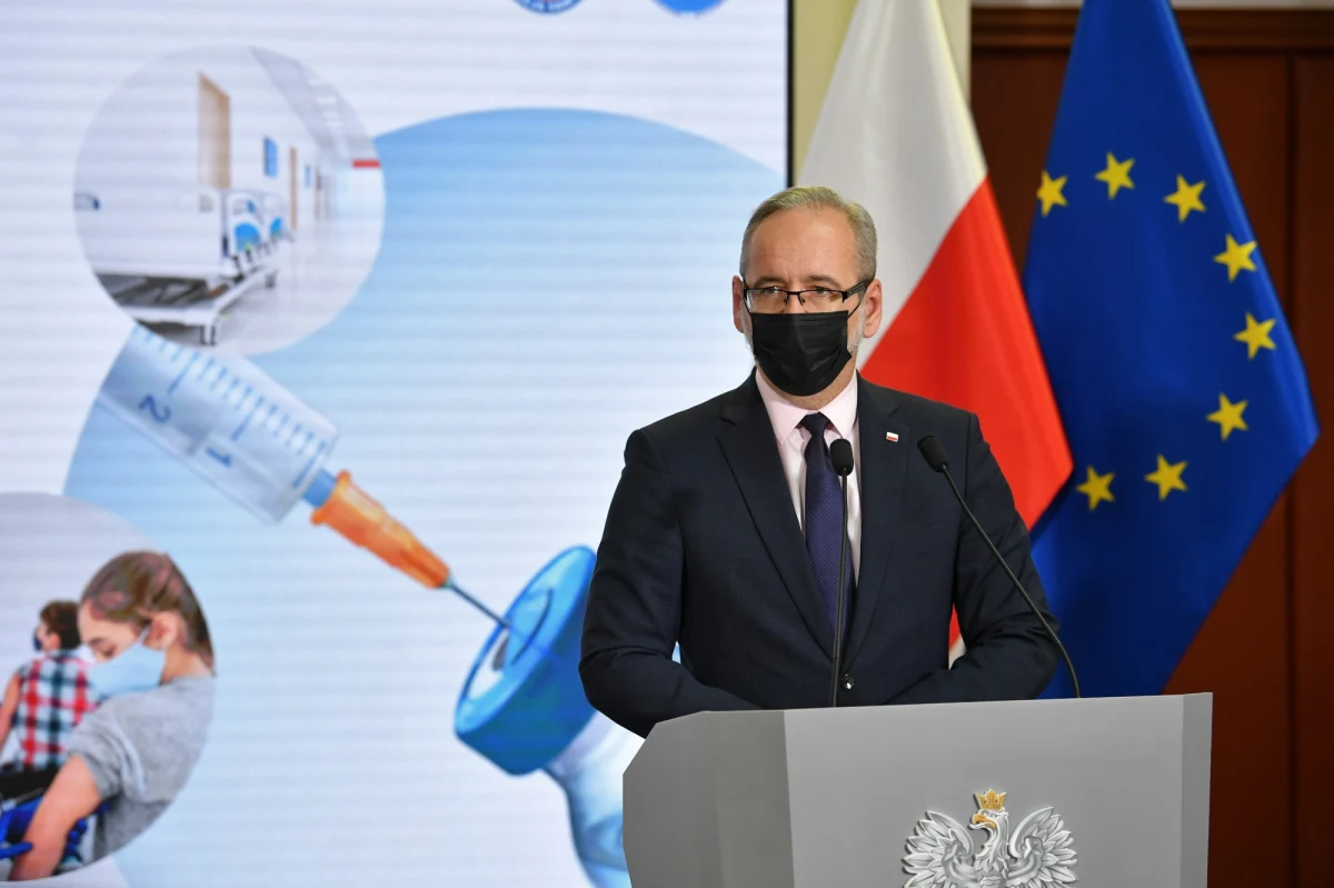"Sytuację, która ma obecnie miejsce, oceniamy jako niebezpieczną. W naszym przekonaniu, w najbliższym czasie – mówię o perspektywie tego tygodnia bądź tygodnia przyszłego – będziemy mieli z apogeum czwartej fali zakażeń" – poinformował minister zdrowia Adam Niedzielski. "Przewidujemy, że jeśli to jest kwestia tego tygodnia, to będziemy mieli średni poziom zakażeń w apogeum na poziomie ok. 25 tys. Jeżeli byłaby to kwestia kolejnego tygodnia to te liczby będą stosunkowo większe - z przedziału 30-35 tys. Te dwa scenariusze powinny oznaczać, że w kolejnych tygodniach będziemy obserwowali już spadki" - dodał. Zadeklarował też, że decyzje o ewentualnych nowych obostrzeniach będą podejmowane dopiero na początku grudnia. 