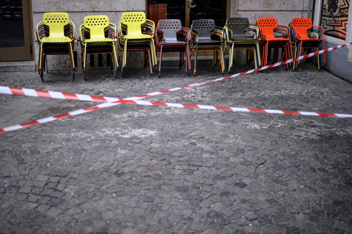Z powodu wzrostu liczby nowych infekcji Słowacja wprowadzi ogólnokrajowy lockdown. Ma on obowiązywać przez dwa tygodnie. Szkoły pozostaną otwarte, a do zakładów pracy będą wpuszczane tylko osoby zaszczepione, po przechorowaniu Covid-19 lub z negatywnym wynikiem testu. 