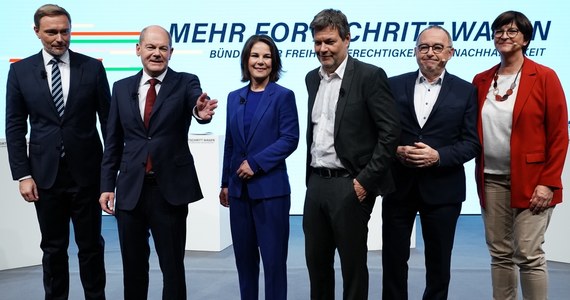​Lewicowa Socjaldemokratyczna Partia Niemiec, Zieloni i liberalna Wolna Partia Demokratyczna, które doszły do porozumienia w sprawie utworzenia nowego rządu w Niemczech, opublikowały treść umowy koalicyjnej. Jak donosi nasza dziennikarka Katarzyna Szymańska-Borginon, nowa niemiecka koalicja zapowiedziała, że poprze propozycję Komisji Europejskiej w sprawie Funduszu Odbudowy, jeżeli zapewnione będą takie warunki jak niezawisłe sądownictwo.