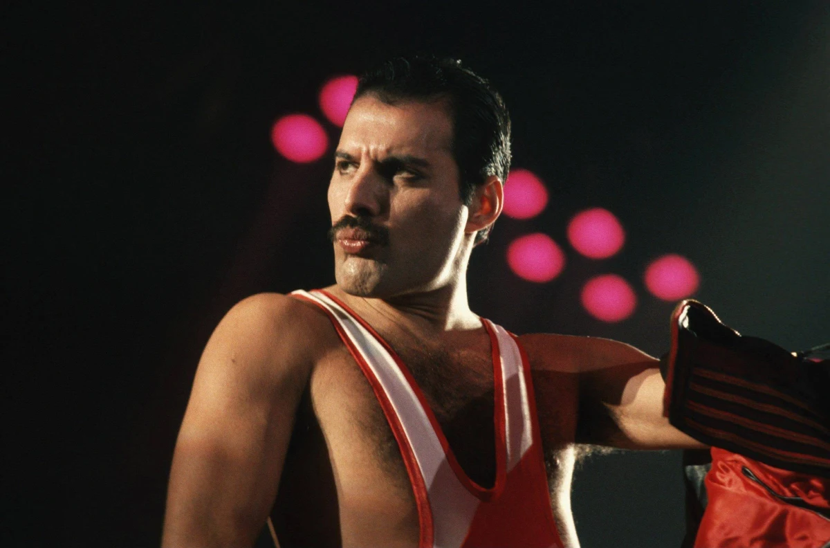 30 lat temu, dokładnie 24 listopada w swoim domu w Londynie zmarł Freddie Mercury, wokalista zespołu Queen. Odszedł piosenkarz rockowy i autor tekstów. Legenda muzyki. Jego przeboje takie jak m.in. „Bohemian Rhapsody”, „We Are the Champions” czy „Killer Queen” nadal grane są przez stacje radiowe na całym świecie. Nie brakuje też fanów jego twórczości, także takich, którzy urodzili się już po śmierci Freddiego. 
