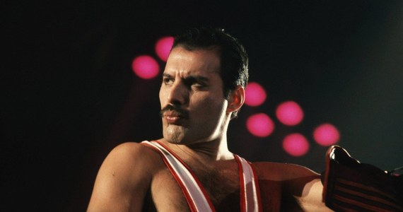 30 lat temu, dokładnie 24 listopada w swoim domu w Londynie zmarł Freddie Mercury, wokalista zespołu Queen. Odszedł piosenkarz rockowy i autor tekstów. Legenda muzyki. Jego przeboje takie jak m.in. „Bohemian Rhapsody”, „We Are the Champions” czy „Killer Queen” nadal grane są przez stacje radiowe na całym świecie. Nie brakuje też fanów jego twórczości, także takich, którzy urodzili się już po śmierci Freddiego. 