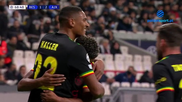Ajax Amsterdam nie stracił jeszcze punktów w tej edycji Ligi Mistrzów. W piątym meczu podopieczni Erika ten Haga odnieśli piąte zwycięstwo. Tym razem pokonali na wyjeździe Besiktas 1-2. Obie bramki zdobył Sebastien Haller, który ma już dziewięć goli, tyle samo, co Robert Lewandowski.


