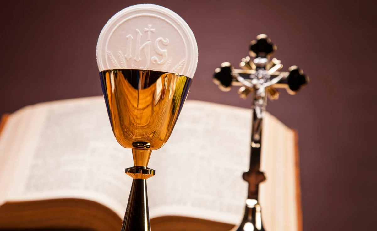 W okresie 1992-2021 w Polsce obserwowany jest powolny spadek poziomu wiary religijnej - z 94 proc. do 87,4 proc. i szybszy spadek praktyk religijnych - z 69,5 proc. do 42,9 proc. Najgwałtowniej wzrasta liczba niepraktykujących wśród osób w wieku 18-24 lata - z 69 proc. do 23 proc. - wynika z badań CBOS.