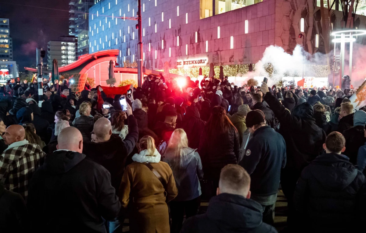 W środę zapadły pierwsze wyroki na uczestników zamieszek, które wybuchły w piątek w Rotterdamie. Sąd w tym mieście skazał na karę pięciu miesięcy więzienia 26-letnią kobietę i 29-letniego mężczyznę.