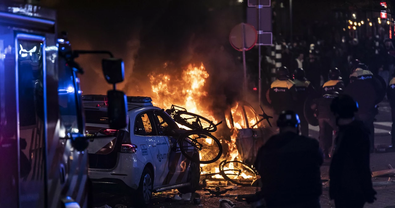 Płonący samochód podczas protestu w Rotterdamie