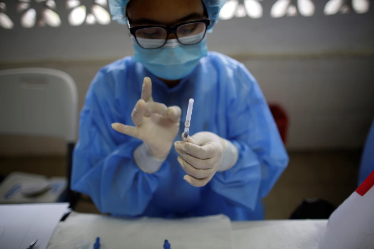 W Botswanie zidentyfikowano nowy wariant koronawirusa, który zdołał przedostać się do RPA i Hongkongu. Mnogość jego kolców i potencjał do mutacji wywołują poważne zaniepokojenie naukowców z Imperial College London - informuje w czwartek australijski portal news.com.au.