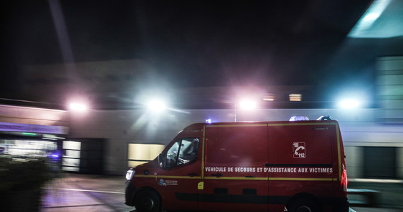 27 osób zginęło w wyniku zatonięcia łodzi z migrantami w kanale La Manche, w pobliżu Calais - wynika z przedstawionego późnym wieczorem skonsolidowanego raportu francuskiego MSW. Dwie osoby ocalały. Wcześniej prezydent Emmanuel Macron mówił o 31 ofiarach śmiertelnych tej katastrofy.