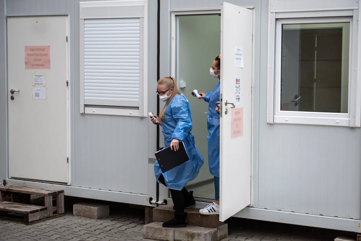 Ostatniej doby wykryto 28 128 nowych przypadków zakażenia koronawirusem - poinformował w Porannej rozmowie w RMF FM Adam Niedzielski. Jak przekazał minister zdrowia, zmarło 497 osób chorych na Covid-19. To najwyższa liczba zgonów w tej fali.