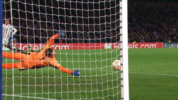 Wojciech Szczęsny ma za sobą ciężki wieczór w Londynie. Jego Juventus przegrał z Chelsea aż 0-4, mimo to, Polak był wyróżniającą się postacią na boisku. Zobacz efektowne interwencje w wykonaniu golkipera. 