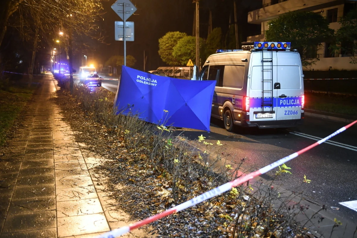 80-letni kierowca fiata potrącił na przejściu 30-letnią kobietę. Piesza zginęła na miejscu. Do zdarzenia doszło przy skrzyżowaniu ul. Wspólnej i Szosowej w warszawskiej dzielnicy Wesoła.