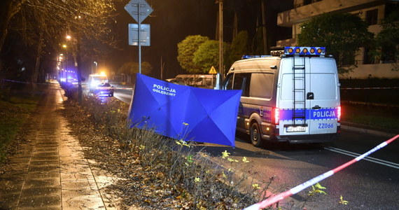 80-letni kierowca fiata potrącił na przejściu 30-letnią kobietę. Piesza zginęła na miejscu. Do zdarzenia doszło przy skrzyżowaniu ul. Wspólnej i Szosowej w warszawskiej dzielnicy Wesoła.
