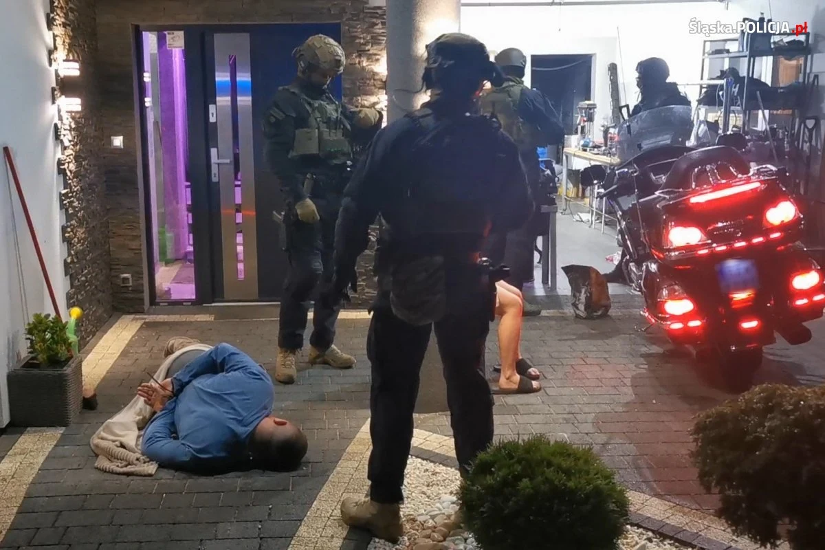 Wyjaśniona została sprawa zaginięcia kobiety w Myszkowie w Śląskiem. Jej poszukiwania trwały od wakacji. Okazało się, że kobieta została zamordowana. W nocy znaleziono jej ciało ukryte w lesie. 