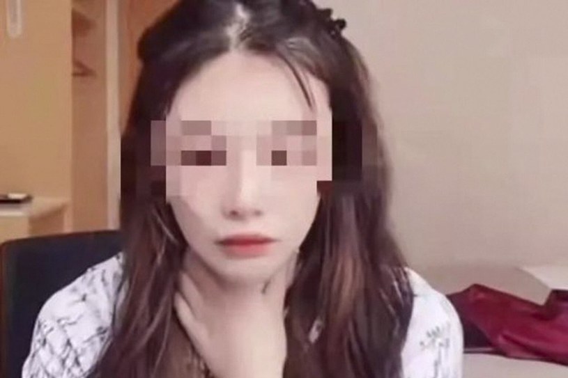 Pracownicy domu pogrzebowego w Chinach zostali aresztowani za kradzież prochów wideoblogerki, które chcieli sprzedać do użycia w rytuale "zaślubin duchów". Kobieta popełniła samobójstwo, pijąc pestycydy w czasie transmisji na żywo - piszą w czwartek chińskie media.