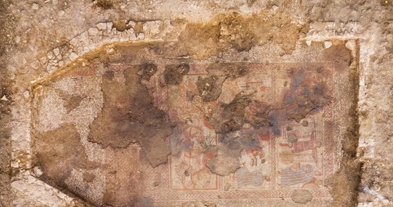 Rzymska mozaika została znaleziona na polu w środkowej Anglii. Przedstawia sceny z Iliady Homera. Według archeologów, to najbardziej imponujące znalezisko od ponad 100 lat. 