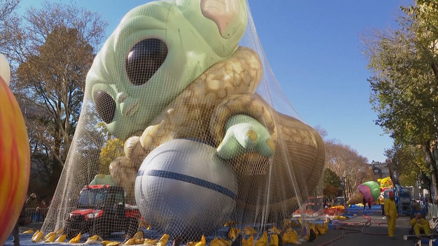 W środę trwały przygotowania w Nowym Jorku do Święta Dziękczynienia. Podczas parady pojawią się gigantyczne balony. Wydarzenie wraca po przerwie spowodowanej światową pandemią.Nowi giganci balonowi dołączający do składu to Ada Twist, naukowiec; mały kufel bohatera z „The Mandalorian” oraz postacie Pokémonów Pikachu i Eevee na saniach.Podobnie jak w minionych latach, nowojorski Departament Policji zablokuje wszystkie punkty dostępu pojazdów do trasy parady za pomocą wypełnionych piaskiem śmieciarek, innych ciężkich pojazdów i około 360 000 funtów betonowych barier.Na trasę parady przydzielono tysiące funkcjonariuszy, w tym zespoły antyterrorystyczne.