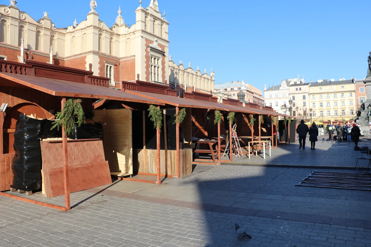 Tradycyjny kiermasz rozpocznie się 26 listopada i potrwa do 2 stycznia 2022 roku. W ramach imprezy, w 68 kioskach handlowych i gastronomicznych  swoje wyroby prezentować będą kupcy z całej Polski, ale też z zagranicy, m.in.: Litwy, Ukrainy, Słowacji i Węgier. Będzie można kupić regionalne smakołyki, ale też rękodzieło artystyczne. Tegorocznemu Jarmarkowi Bożonarodzeniowemu będzie towarzyszyć wiele imprez artystycznych.
