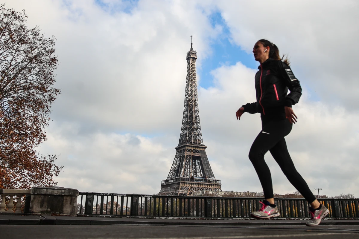 Przez Francję przechodzi piąta fala pandemii koronawirusa. W związku z tym rząd ogłosił nowe restrykcje, m.in. utratę ważności paszportów sanitarnych bez zaszczepienia się dawką przypominającą.