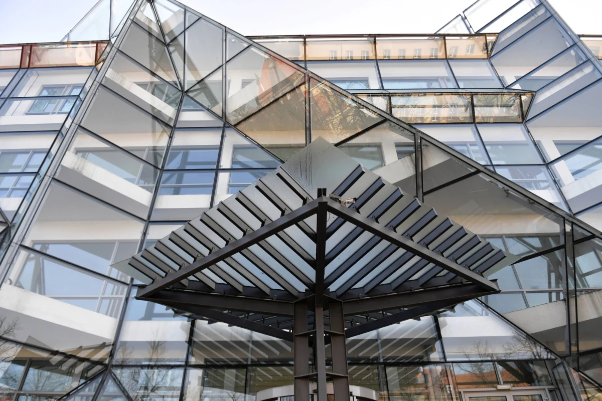 To ma być ultranowoczesna przestrzeń do kształcenia studentów. Zachodniopomorski Uniwersytet Technologiczny w całej Europie poszukuje architektów, którzy zaprojektują nowy kampus. Nowy budynek ma stanąć na działce przy ul. 26 kwietnia w Szczecinie.