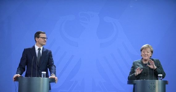 "Relacje polsko-niemieckie są z pewnością fundamentalne dla spójności Unii Europejskiej. My obecnie bronimy zewnętrznej granicy Unii Europejskiej, a w związku z tym także Niemiec, przed wielką falą uchodźców" - powiedział premier Mateusz Morawiecki po spotkaniu z kanclerz Angelą Merkel. Szefowa rządu w Berlinie zadeklarowała z kolei ścisłą współpracę z naszym krajem w kontekście kryzysu granicznego. 