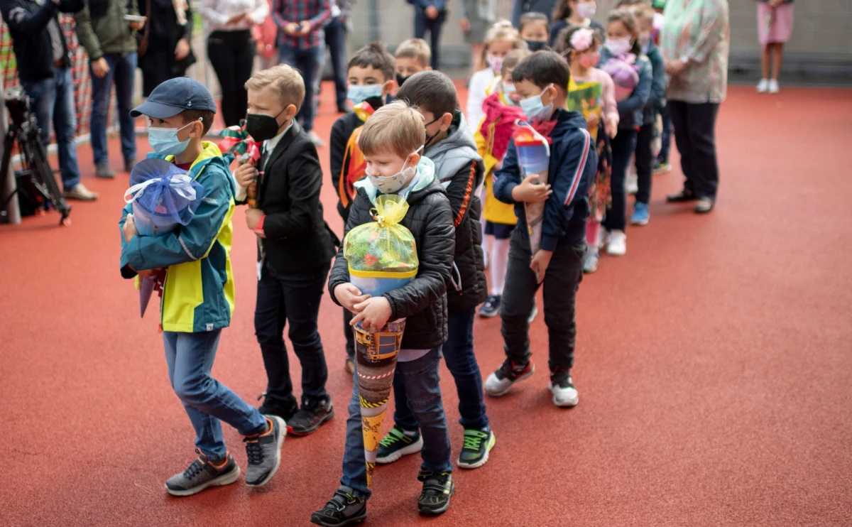 Zapadalność tygodniowa na SARS-CoV-2 w Austrii wśród dzieci w wieku 6-14 lat jest ponad dwa razy wyższa niż średnia dla całej populacji kraju. Nie czekając na decyzję Europejskiej Agencji Leków (EMA), władze Wiednia rozpoczęły szczepienia przeciw Covid-19 dla dzieci w wieku 5-11 lat, a inne regiony rozpoczęły zapisy.