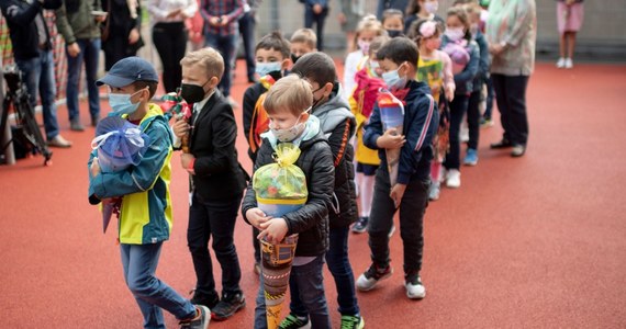 Zapadalność tygodniowa na SARS-CoV-2 w Austrii wśród dzieci w wieku 6-14 lat jest ponad dwa razy wyższa niż średnia dla całej populacji kraju. Nie czekając na decyzję Europejskiej Agencji Leków (EMA), władze Wiednia rozpoczęły szczepienia przeciw Covid-19 dla dzieci w wieku 5-11 lat, a inne regiony rozpoczęły zapisy.