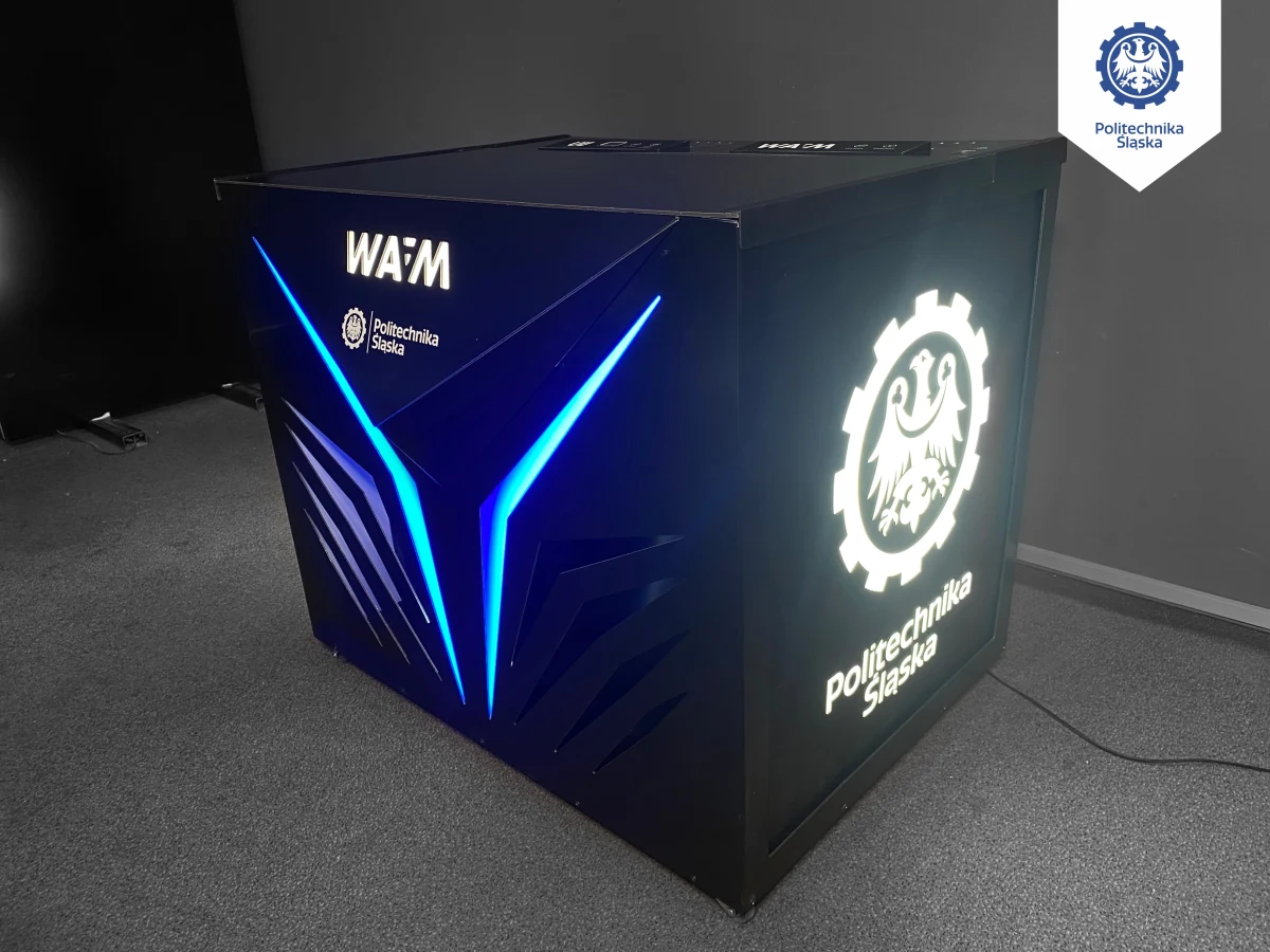 Naukowcy Politechniki Śląskiej oraz absolwenci uczelni ze startupu WAAM zaprojektowali i wykonali innowacyjny oczyszczacz powietrza dla szkół i szpitali.  Urządzenie będzie pomagało wyeliminować drobnoustroje chorobotwórcze z powietrza wraz z cząstkami pyłu zawieszonego w taki sposób, by było to efektywne i jednocześnie energooszczędne. 