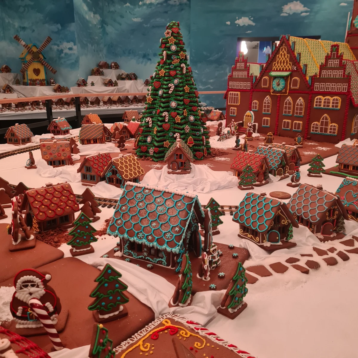 We wrocławskim Kolejkowie otwarto wystawę "Miasto z piernika". To największa piernikowa makieta świąteczna w Polsce. Ma powierzchnię 100 metrów kwadratowych. Do jej wykonania zużyto ponad tonę korzennego ciasta.