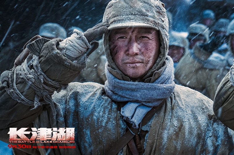 Zaledwie dwa miesiące wystarczyły, by wojenne widowisko patriotyczne "Bitwa nad jeziorem Changjin" zameldowało się na pierwszym miejscu listy najbardziej dochodowych chińskich filmów wszech czasów. Wyreżyserowany przez trzech reżyserów – Dantego Lama, Chena Kaige i Tsuia Harka – film jest również aktualnie najbardziej dochodowym filmem 2021 roku na świecie.