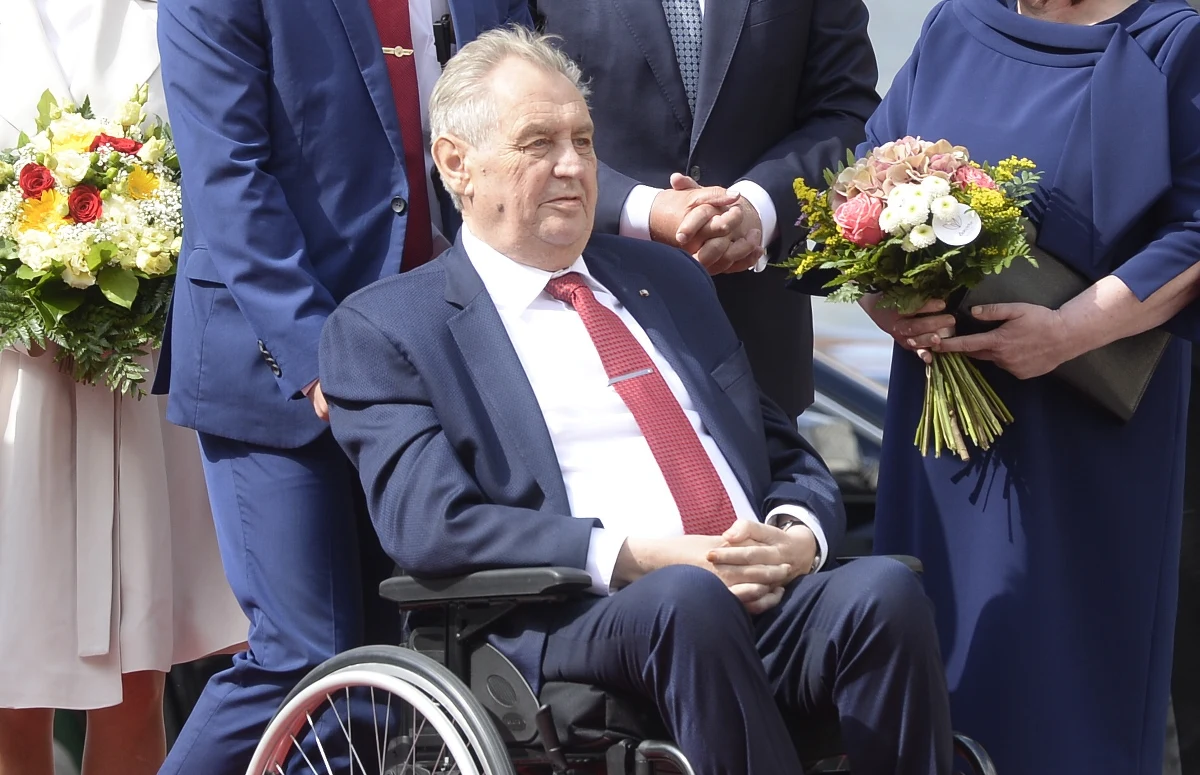 Prezydent Czech Milosz Zeman po zaledwie kilku godzinach poza szpitalem musiał do niego wrócić. Jak informują czeskie media, głowa państwa uzyskała pozytywny wynik testu na koronawirusa.