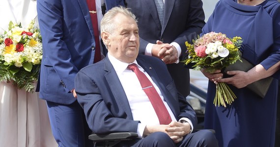 Prezydent Czech Milosz Zeman po zaledwie kilku godzinach poza szpitalem musiał do niego wrócić. Jak informują czeskie media, głowa państwa uzyskała pozytywny wynik testu na koronawirusa.