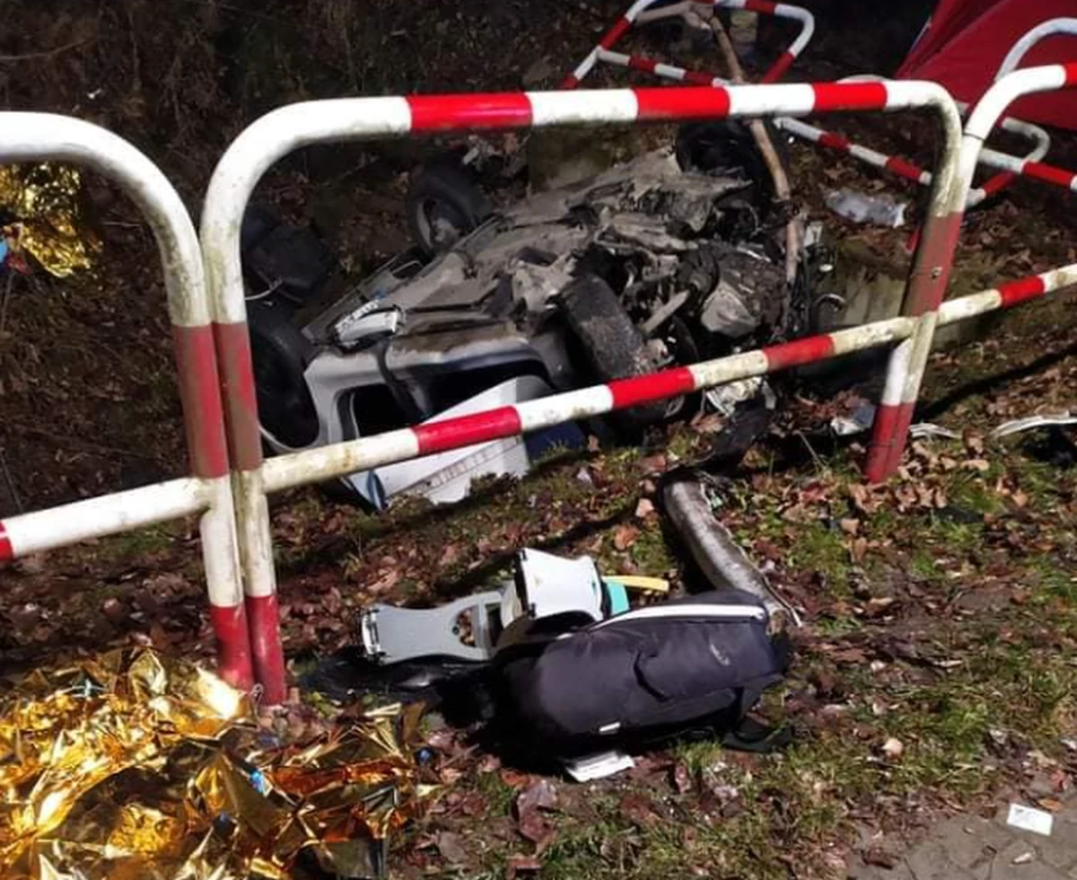Na drodze wojewódzkiej nr 969 w małopolskiej Tylmanowej doszło do tragicznego wypadku. Auto z trzyosobową rodziną wypadło z drogi. Zginęli młodzi ludzie, ich 2-letnie dziecko jest w szpitalu.  