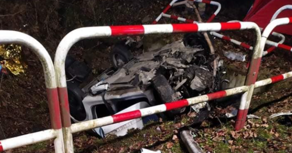 Na drodze wojewódzkiej nr 969 w małopolskiej Tylmanowej doszło do tragicznego wypadku. Auto z trzyosobową rodziną wypadło z drogi. Zginęli młodzi ludzie, ich 2-letnie dziecko jest w szpitalu.  
