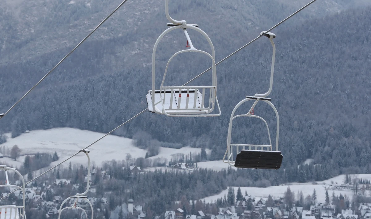 Na piątek prognozowane jest duże zachmurzenie na terenie całego kraju. Pojawią się opady śniegu, miejscami silne - powiedział PAP synoptyk IMGW Kamil Walczak. W górach pokrywa śnieżna może przyrosnąć nawet do 20 cm.