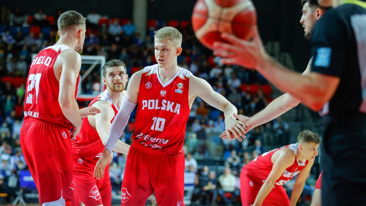 Reprezentacja Polski koszykarzy przegrała w Tel Awiwie z Izraelem 61:69 (21:12, 6:19, 12:18, 22:20) w inauguracyjnym meczu gr. D eliminacji mistrzostw świata. Był to debiut Igora Milicica w roli szkoleniowca kadry. W niedzielę Polacy zmierzą się w Lublinie z Niemcami.