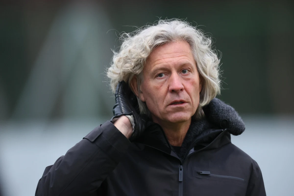 Prezes i właściciel Legii Warszawa Dariusz Mioduski przyznał w wywiadzie opublikowanym na stronie internetowej klubu, że chce zatrudnić Marka Papszuna, obecnego trenera piłkarzy Rakowa Częstochowa. "Mogę potwierdzić, że chcemy się porozumieć ze szkoleniowcem i jego sztabem. Jeśli nie będzie możliwe zatrudnienie go zimą, to jesteśmy gotowi poczekać do końca sezonu" – zadeklarował. 