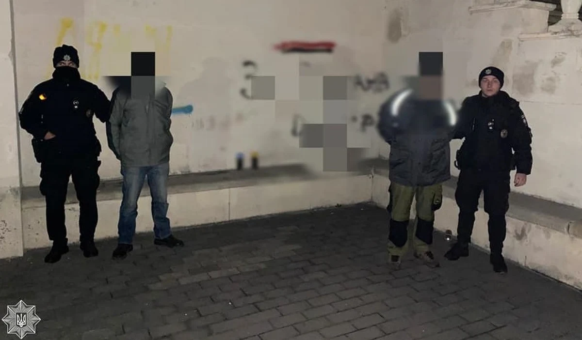 ​Trzech mężczyzn namalowało banderowskie napisy na murze w pobliżu Cmentarza Orląt Lwowskich we Lwowie - informują ukraińskie służby. Jeden z wandali uciekł.