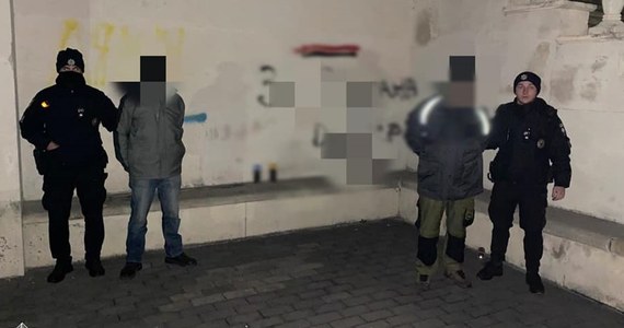 ​Trzech mężczyzn namalowało banderowskie napisy na murze w pobliżu Cmentarza Orląt Lwowskich we Lwowie - informują ukraińskie służby. Jeden z wandali uciekł.
