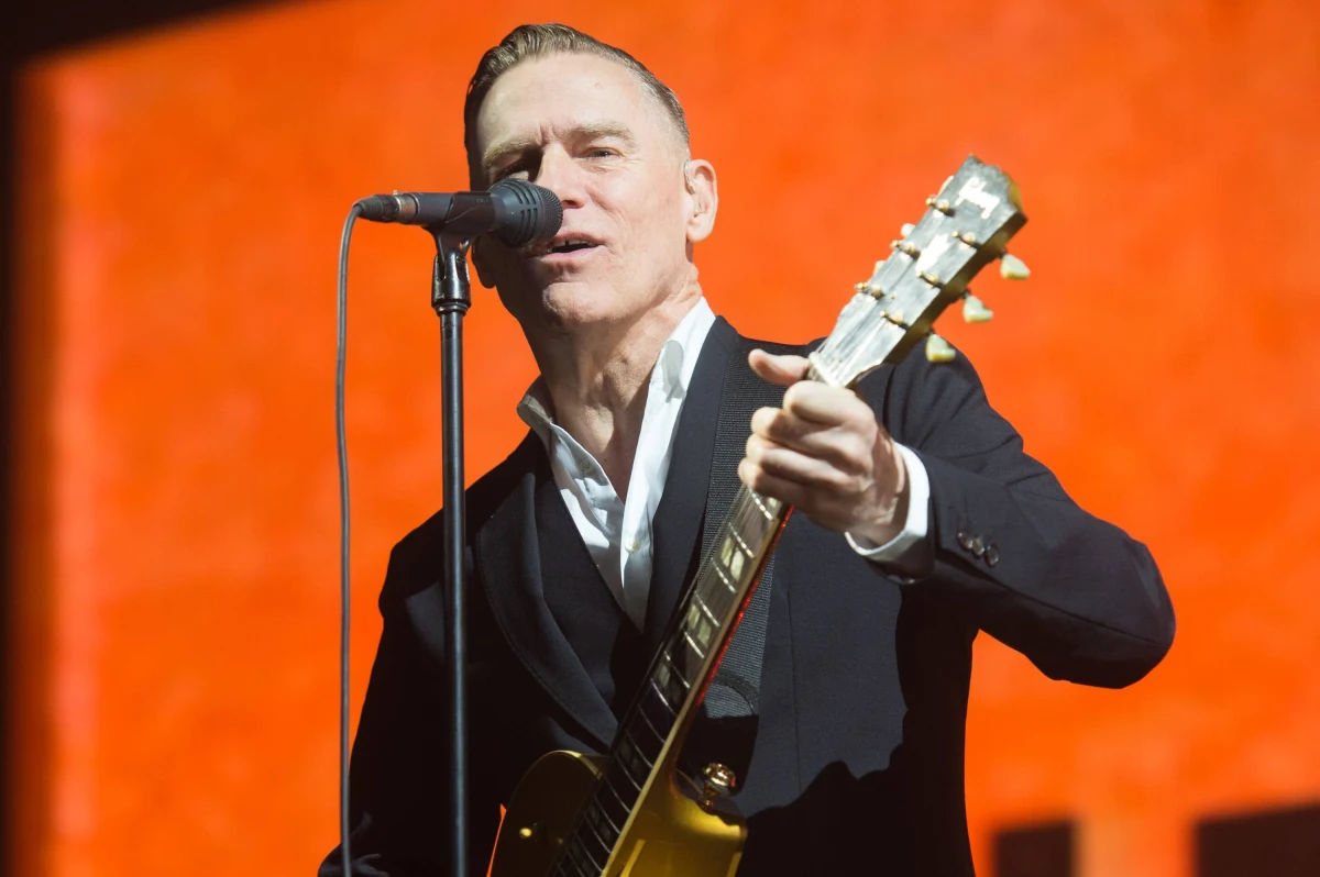 Bryan Adams kolejny raz w ciagu miesiaca zakażony koronawirusem. Wykryto to po jego przyjeździe do Włoch. Artysta poinformował o tym na portalu społecznosciowym. 