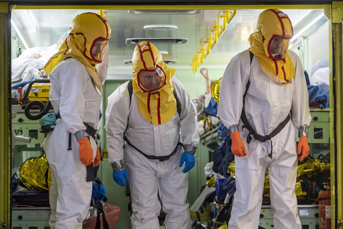 Jesteśmy bardzo blisko szczytu obecnej fali zakażeń wirusem SARS-CoV-2 - mówi PAP dr Franciszek Rakowski z Interdyscyplinarnego Centrum Modelowania Matematycznego i Komputerowego Uniwersytetu Warszawskiego. Jak podkreśla, liczba zakażeń maleje już w woj. lubelskim i podlaskim, a w mazowieckim "stanęła" i tam też zaczną się spadki. Według niego będzie to ostatnia taka fala zakażeń.