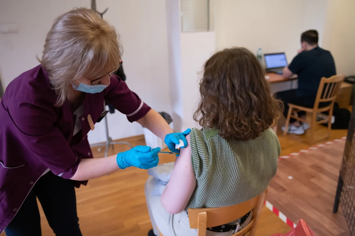 26 735 nowych zakażeń koronawirusem potwierdzono w Polsce ostatniej doby - poinformowało Ministerstwo Zdrowia. Zmarło 421 chorych na Covid-19. Bilans pandemii w Polsce to 3 461 066 zakażonych. Nie żyje 82 607 spośród nich.