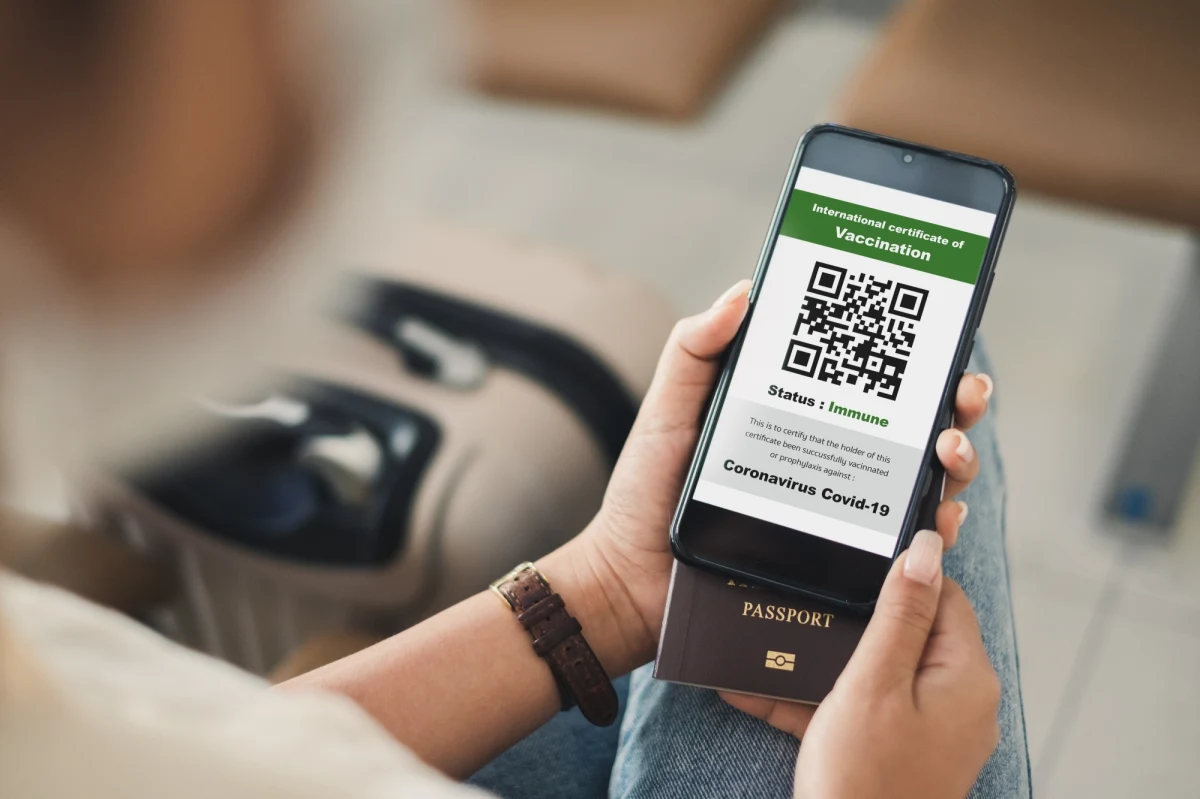 Trzy osoby zostały zatrzymane za kupno nieprawdziwych potwierdzeń szczepień przeciwko Covid-19. Jak poinformowano, to pracownicy służby zdrowia. Grozi im 10 lat pozbawienia wolności. To kolejne zatrzymania w tej sprawie, jednak prokuratura nie wyklucza następnych.