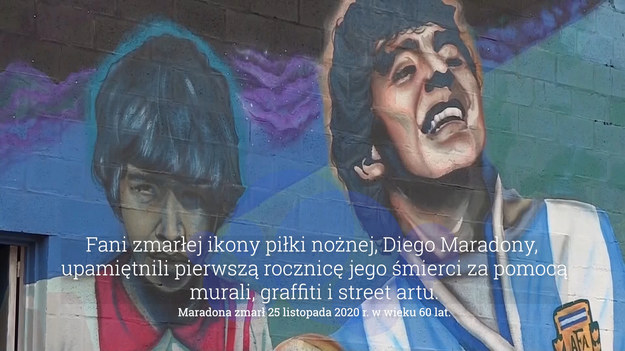 Fani zmarłej ikony piłki nożnej, Diego Maradony, upamiętali go w pierwszą rocznicę jego śmierci za pomocą murali, graffiti i street artu w rodzinnym argentyńskim mieście Villa Fiorito. 

Diego Armando Maradona zmarł 25 listopada ubiegłego roku w wieku 60 lat. Przyczyną zgonu był poważny obrzęk płuc prowadzący do zaostrzenia przewlekłej niewydolności serca i w konsekwencji zatrzymanie jego akcji. Przeprowadzona sekcja zwłok ujawniła, że cierpiał on m.in. na marskość wątroby, zaburzenia w funkcjonowaniu płuc i ostrą martwicę cewek nerkowych.

Na dwa tygodnie przed śmiercią Maradona opuścił szpital w Olivos, gdzie trafił z objawami anemii, odwodnienia i depresji. Przeszedł także operację mózgu po wykryciu krwiaka podtwardówkowego. Operujący go neurochirurg Leopoldo Luque twierdził, że prawdopodobnie przyczyną jego powstania był jakiś wypadek, ale pacjent powiedział, że nic nie pamięta. Ostatnie dni życia legendarny piłkarz spędził w domu.
